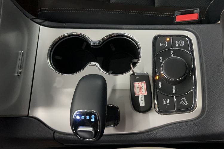Used Jeep Grand Cherokee 2015 3.6L Luxury Navigation Edition Interior 2