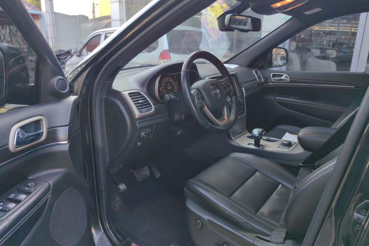 Used Jeep Grand Cherokee 2015 3.6L Elite Navigation Edition Interior 2