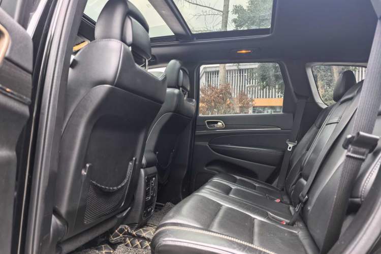 Used Jeep Grand Cherokee 2015 3.0L Elite Navigation Edition Interior 2