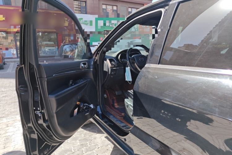 Used Jeep Grand Cherokee 2015 3.0TD Diesel Elite Navigation Edition Interior 3