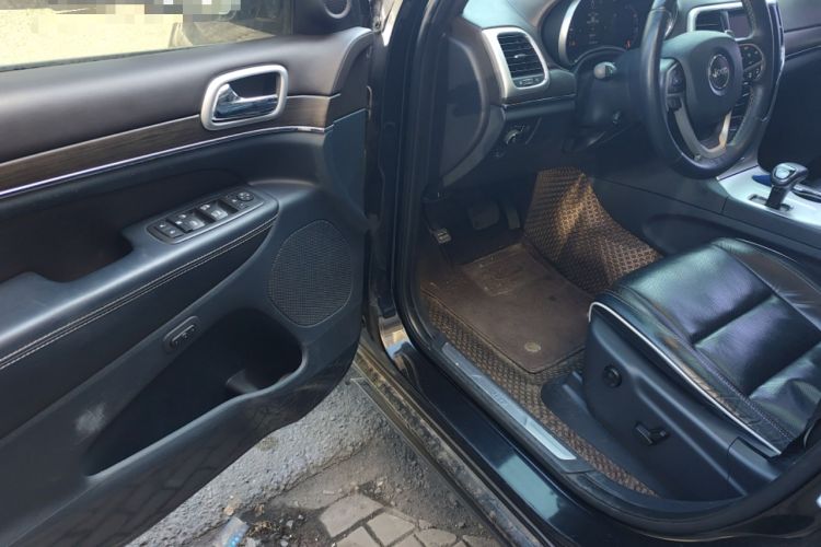 Used Jeep Grand Cherokee 2015 3.6L Luxury Navigation Edition Interior 3