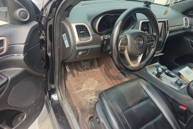 Used Jeep Grand Cherokee 2015 3.0L Comfort Navigation Edition Interior 3