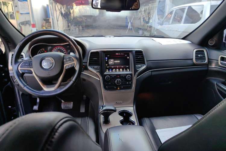 Used Jeep Grand Cherokee 2015 3.6L Elite Navigation Edition Interior 3