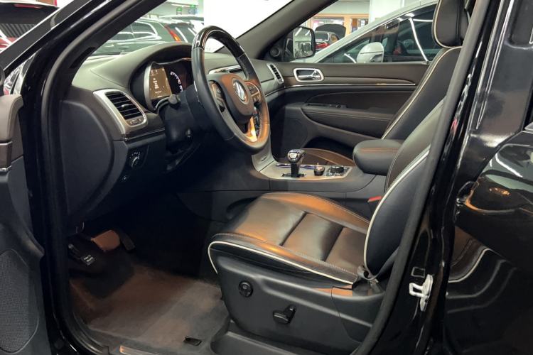 Used Jeep Grand Cherokee 2015 3.6L Luxury Navigation Edition Interior 4
