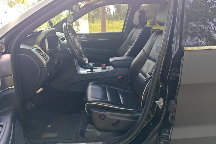 Used Jeep Grand Cherokee 2015 3.6L Luxury Navigation Edition Left Front Seat