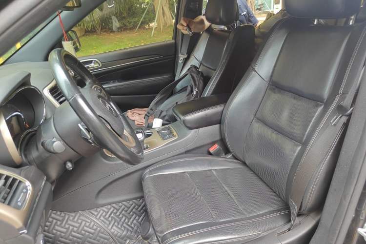 Used Jeep Grand Cherokee 2015 3.0L Elite Navigation Edition Left Front Seat
