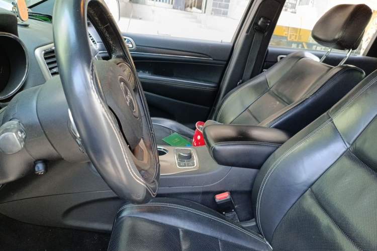 Used Jeep Grand Cherokee 2015 3.0L Elite Navigation Edition Left Front Seat