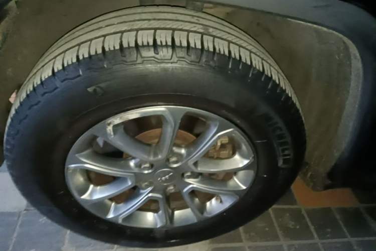Used Jeep Grand Cherokee 2015 3.0L Comfort Navigation Edition Left Front Wheel Hub