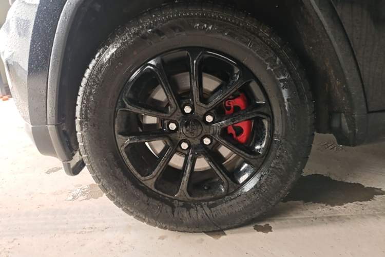 Used Jeep Grand Cherokee 2015 3.0TD Diesel Comfort Navigation Edition Left Front Wheel Hub