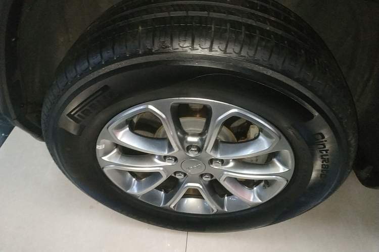 Used Jeep Grand Cherokee 2015 3.0L Comfort Navigation Edition Left Front Wheel Hub