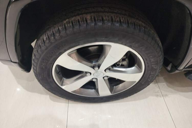 Used Jeep Grand Cherokee 2015 3.6L Luxury Navigation Edition Left Front Wheel Hub
