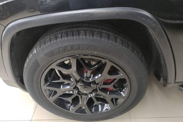Used Jeep Grand Cherokee 2015 3.0L Comfort Navigation Edition Left Front Wheel Hub