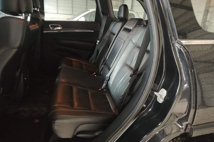 Used Jeep Grand Cherokee 2015 3.0TD Diesel Comfort Navigation Edition Left Rear Seat