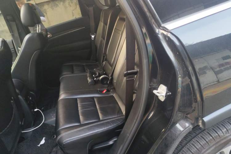 Used Jeep Grand Cherokee 2015 3.0L Comfort Navigation Edition Left Rear Seat