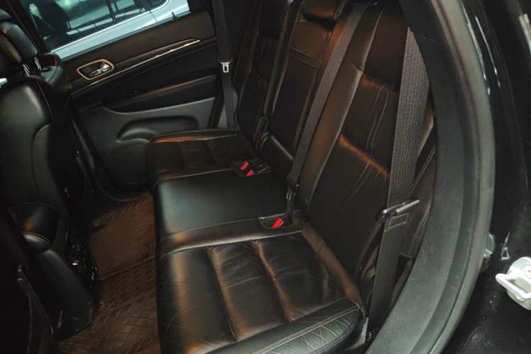 Used Jeep Grand Cherokee 2015 3.0L Comfort Navigation Edition Left Rear Seat