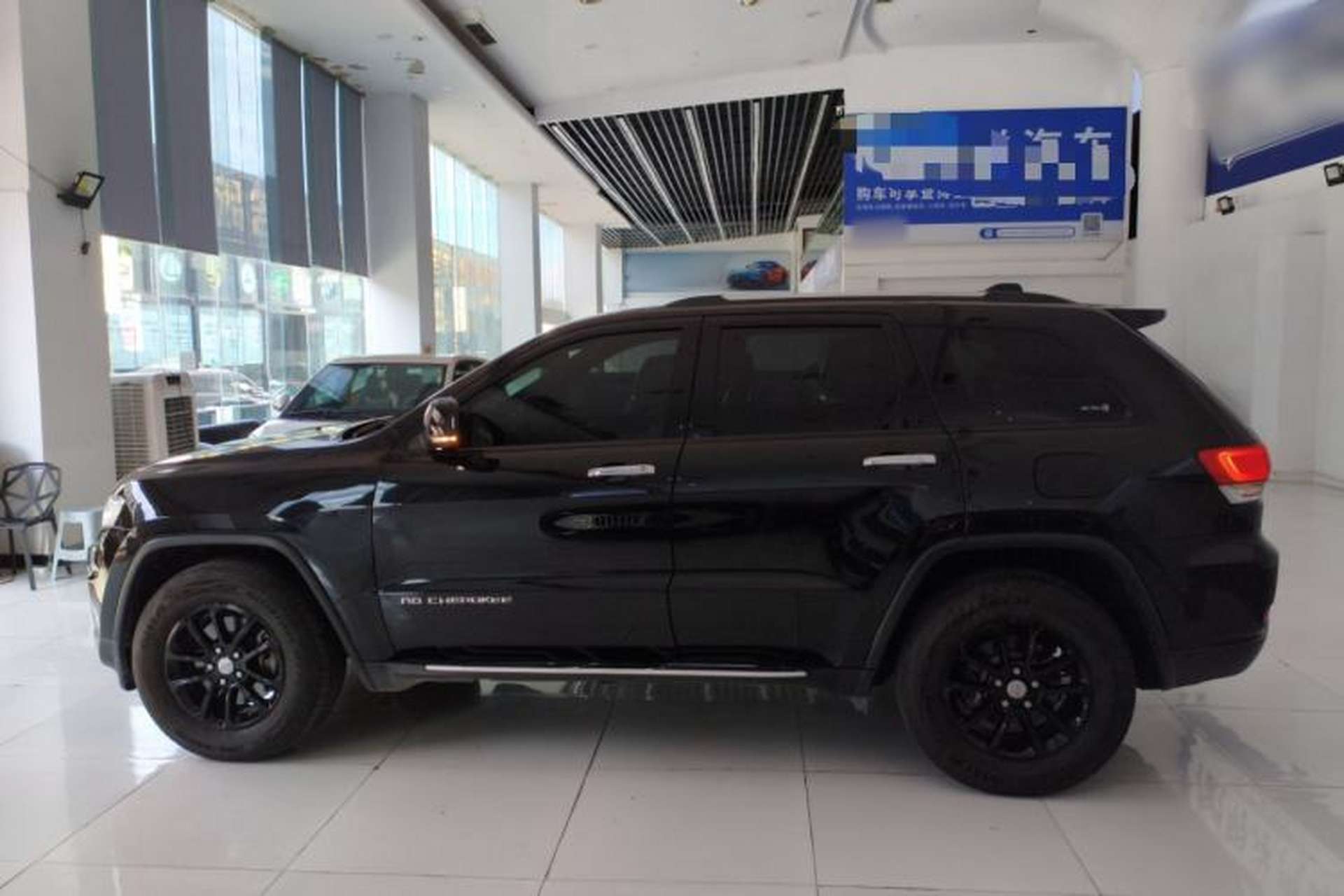 Used Jeep Grand Cherokee 2015 3.0TD Diesel Comfort Navigation Edition Left Side