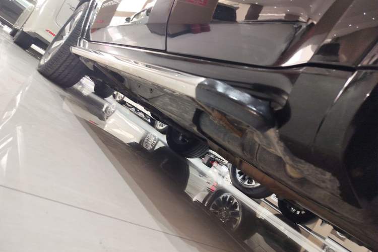 Used Jeep Grand Cherokee 2015 3.6L Luxury Navigation Edition Left Side Sill