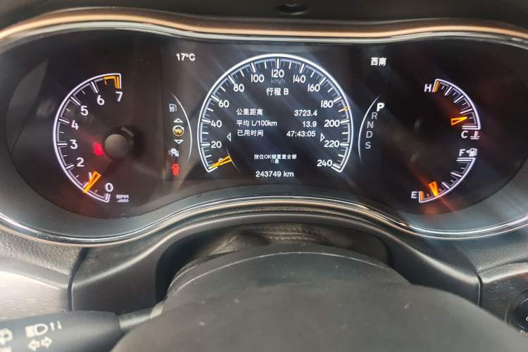 Used Jeep Grand Cherokee 2015 3.0L Comfort Navigation Edition Odometer Close Up