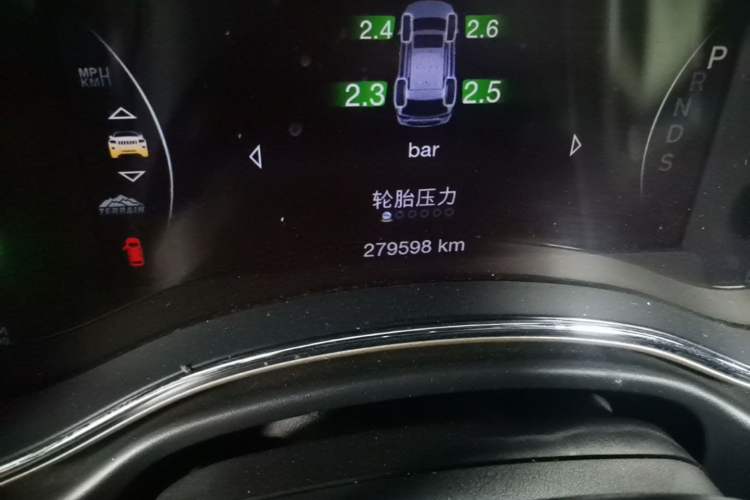 Used Jeep Grand Cherokee 2015 3.0L Comfort Navigation Edition Odometer Close Up