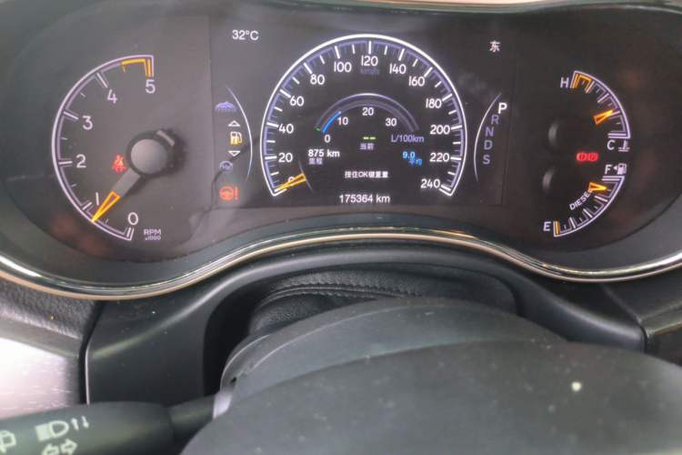 Used Jeep Grand Cherokee 2015 3.0TD Diesel Comfort Navigation Edition Odometer Close Up
