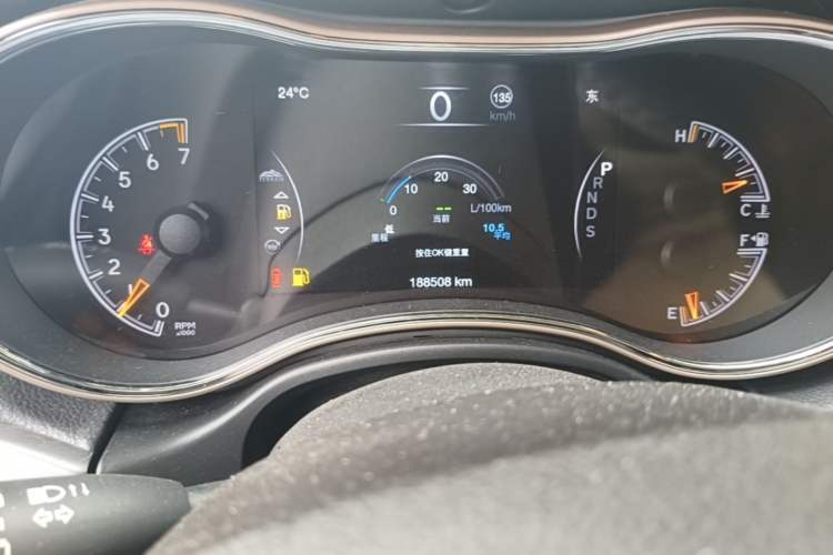 Used Jeep Grand Cherokee 2015 3.0L Comfort Navigation Edition Odometer Close Up