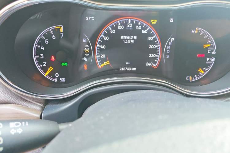 Used Jeep Grand Cherokee 2015 3.6L Luxury Navigation Edition Odometer Close Up