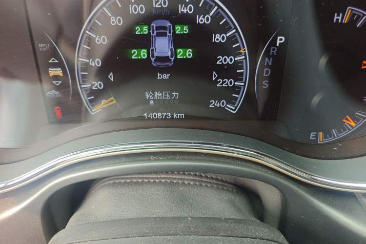 Used Jeep Grand Cherokee 2015 3.0L Comfort Navigation Edition Odometer Close Up