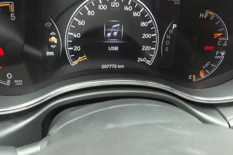 Used Jeep Grand Cherokee 2015 3.0TD Diesel Elite Navigation Edition Odometer Close Up