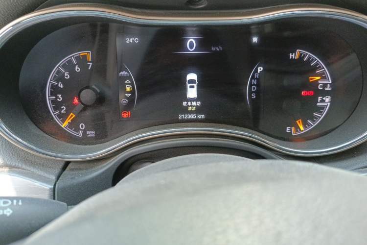 Used Jeep Grand Cherokee 2015 3.0L Elite Navigation Edition Odometer Close Up