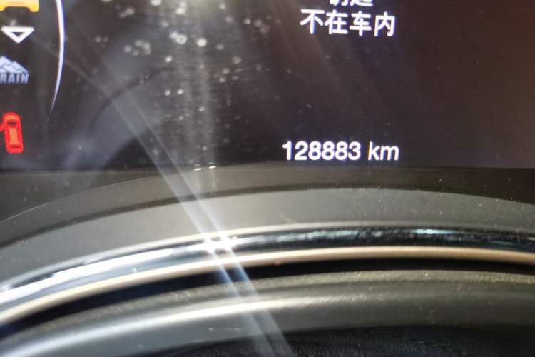 Used Jeep Grand Cherokee 2015 3.0TD Diesel Comfort Navigation Edition Odometer Close Up