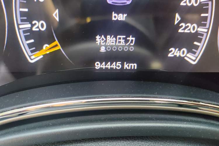 Used Jeep Grand Cherokee 2015 3.0L Comfort Navigation Edition Odometer Close Up