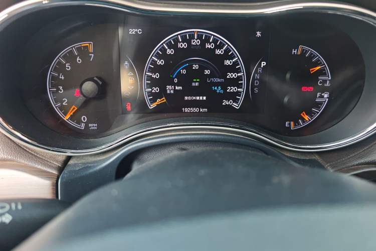Used Jeep Grand Cherokee 2015 3.6L Luxury Navigation Edition Odometer Close Up