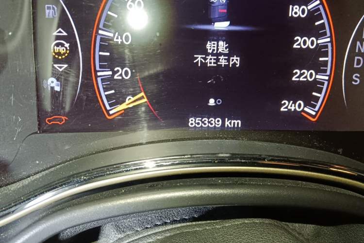 Used Jeep Grand Cherokee 2015 3.0L Comfort Navigation Edition Odometer Close Up