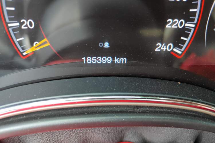 Used Jeep Grand Cherokee 2015 3.0TD Diesel Comfort Navigation Edition Odometer Close Up