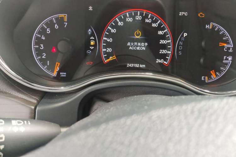 Used Jeep Grand Cherokee 2015 3.6L Luxury Navigation Edition Odometer Close Up