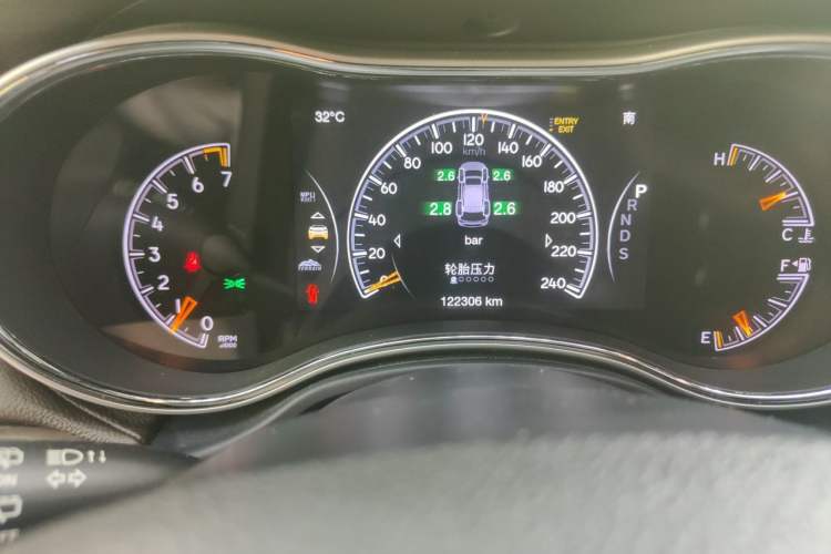 Used Jeep Grand Cherokee 2015 3.6L Luxury Navigation Edition Odometer Close Up