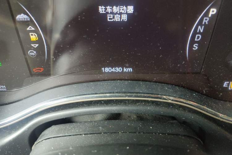 Used Jeep Grand Cherokee 2015 3.0TD Diesel Comfort Navigation Edition Odometer Close Up