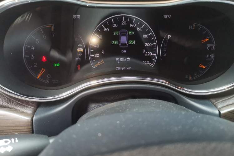 Used Jeep Grand Cherokee 2015 3.6L Luxury Navigation Edition Odometer Close Up