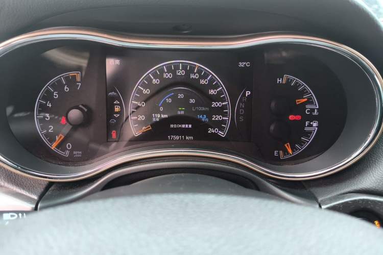 Used Jeep Grand Cherokee 2015 3.0L Elite Navigation Edition Odometer Close Up