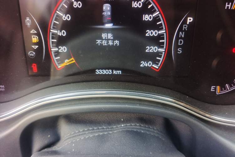 Used Jeep Grand Cherokee 2015 3.6L Luxury Navigation Edition Odometer Close Up