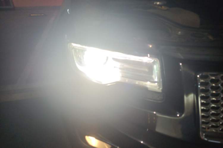 Used Jeep Grand Cherokee 2015 3.0TD Diesel Comfort Navigation Edition Right Front Headlight