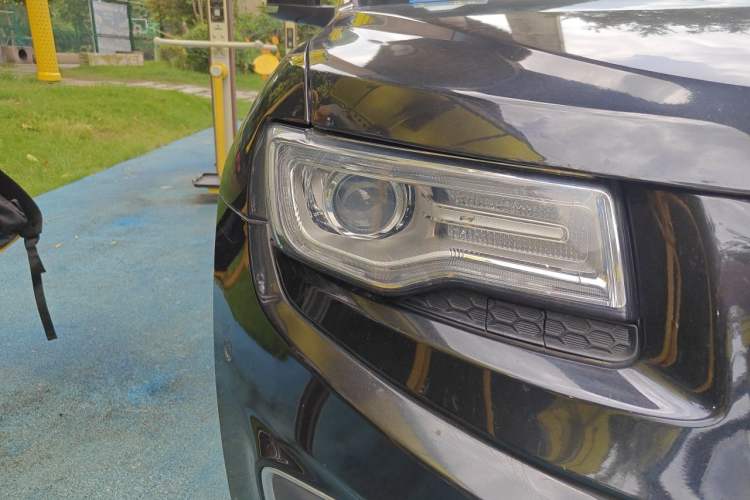 Used Jeep Grand Cherokee 2015 3.0L Elite Navigation Edition Right Front Headlight