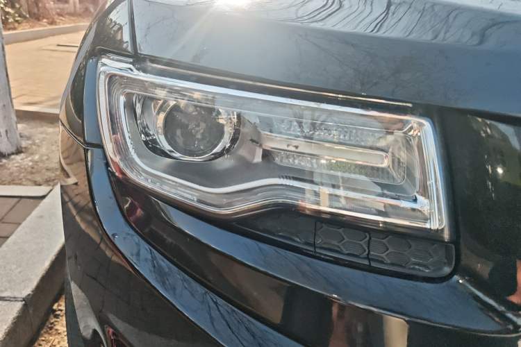 Used Jeep Grand Cherokee 2015 3.6L Luxury Navigation Edition Right Front Headlight