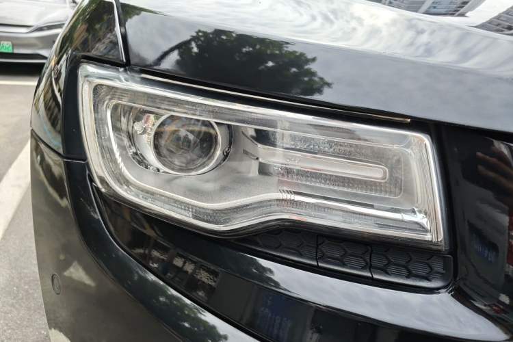Used Jeep Grand Cherokee 2015 3.0TD Diesel Comfort Navigation Edition Right Front Headlight