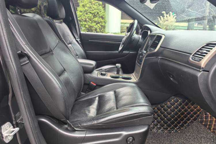 Used Jeep Grand Cherokee 2015 3.0L Elite Navigation Edition Right Front Seat
