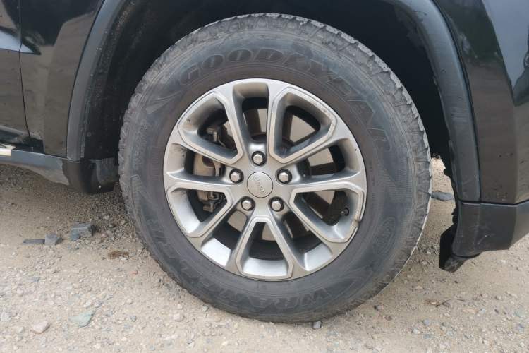 Used Jeep Grand Cherokee 2015 3.0TD Diesel Comfort Navigation Edition Right Front Wheel Hub