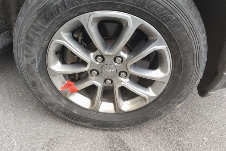 Used Jeep Grand Cherokee 2015 3.0L Comfort Navigation Edition Right Front Wheel Hub