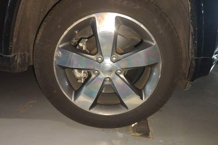 Used Jeep Grand Cherokee 2015 3.6L Luxury Navigation Edition Right Front Wheel Hub
