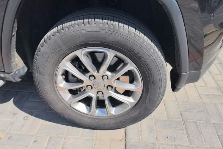 Used Jeep Grand Cherokee 2015 3.0L Comfort Navigation Edition Right Front Wheel Hub