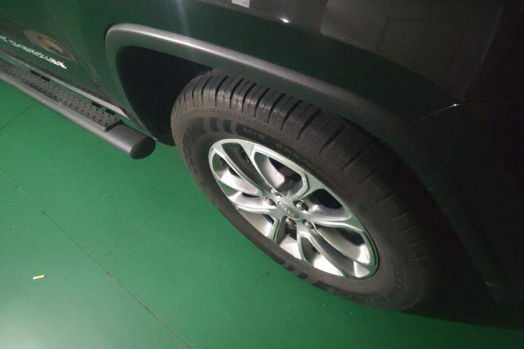 Used Jeep Grand Cherokee 2015 3.0L Comfort Navigation Edition Right Front Wheel Hub